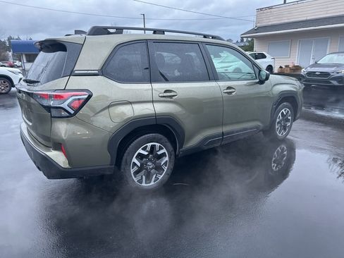 Used 2025 Subaru Forester Premium image 9