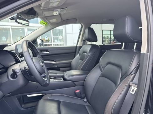 Used 2025 Nissan Pathfinder SL FWD image 10