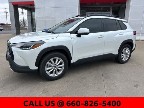 Used 2024 Toyota Corolla Cross LE w/ Moonroof Package image 2