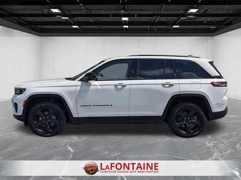 Used 2023 Jeep Grand Cherokee Altitude AWD/4WD image 2