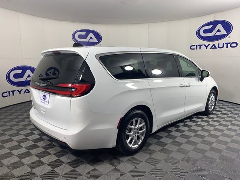 Used 2023 Chrysler Pacifica Touring-L image 3