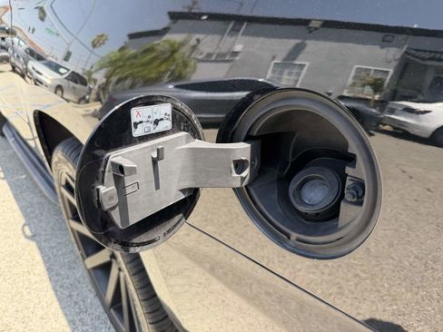 Used 2018 Chevrolet Suburban LS RWD image 20