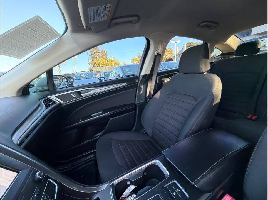Used 2020 Ford Fusion SE FWD image 13