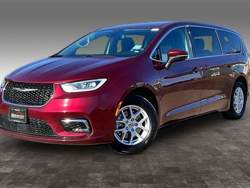 Used 2023 Chrysler Pacifica Touring-L image 2