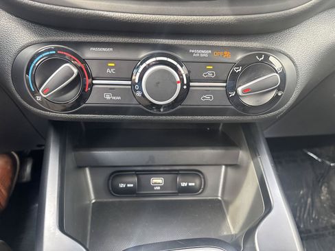 Used 2025 Kia Soul LX w/ LX Technology Package FWD image 19