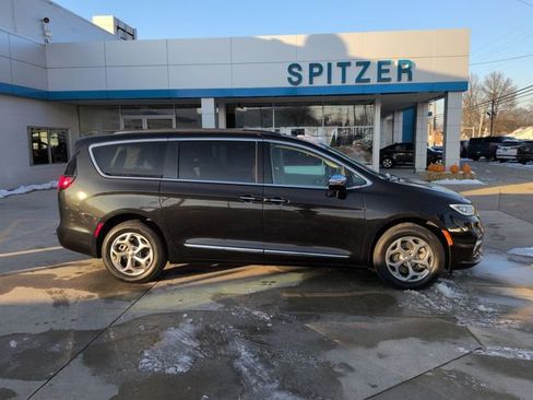 Used 2023 Chrysler Pacifica Limited image 11