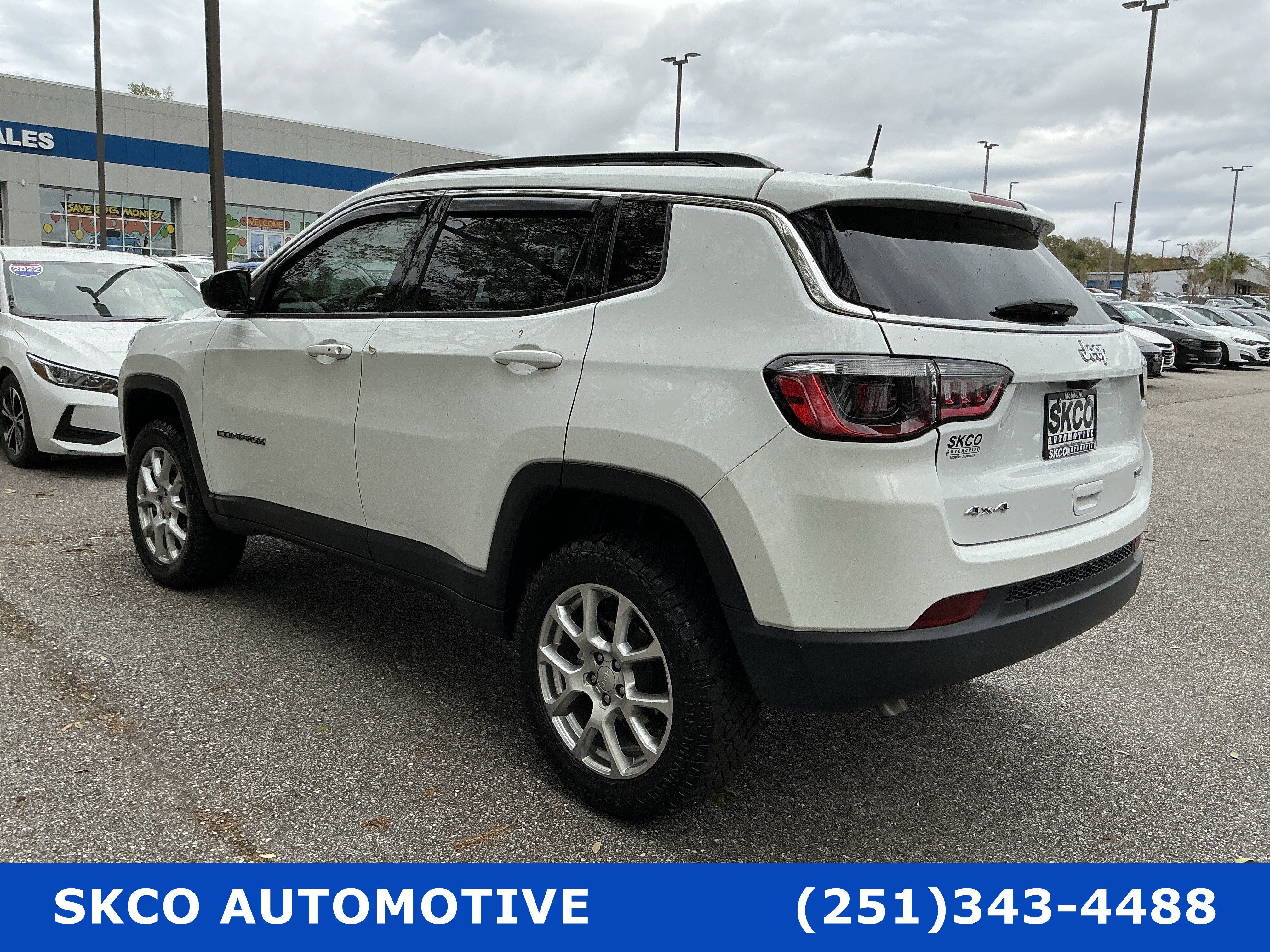 Used 2023 Jeep Compass Latitude w/ Sun and Sound Group AWD/4WD image 3