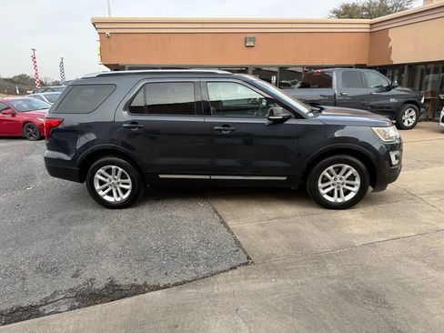 Used 2017 Ford Explorer XLT w/ Equipment Group 202A image 4