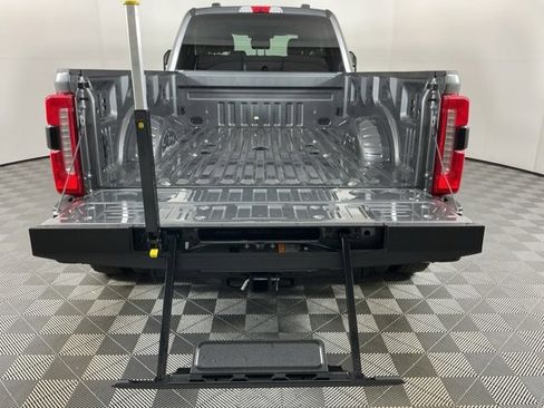 Used 2025 Ford F450 Lariat w/ FX4 Off-Road Package image 8