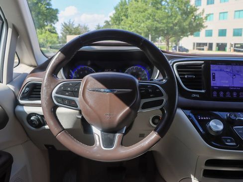 Used 2017 Chrysler Pacifica Touring-L FWD image 29