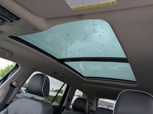 Certified 2024 Volkswagen Atlas SEL Premium R-Line image 24