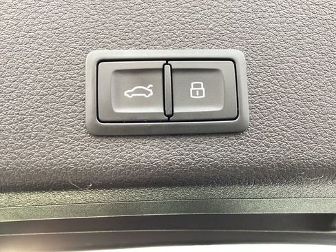 Used 2019 Audi e-tron Prestige w/ Prestige Package image 15