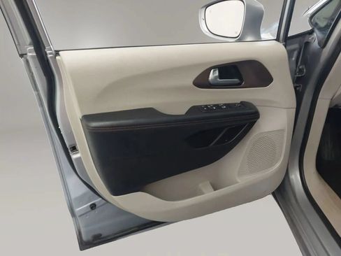 Used 2019 Chrysler Pacifica Touring-L FWD image 15