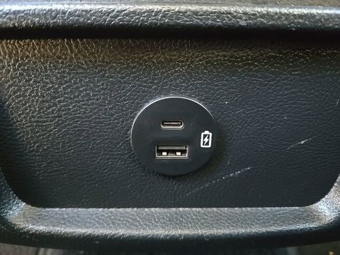 Used 2021 Ford Edge SE image 36