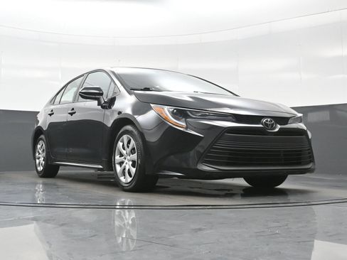 Used 2025 Toyota Corolla LE FWD image 24