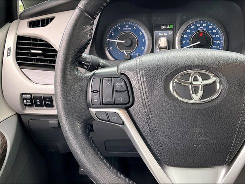 Used 2020 Toyota Sienna XLE w/ XLE Navigation Package image 19
