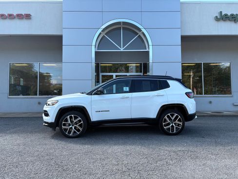Certified 2025 Jeep Compass Limited w/ Elite Group AWD/4WD image 2