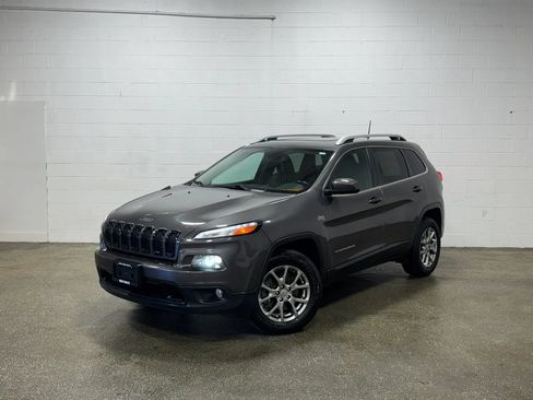 Used 2018 Jeep Cherokee Latitude Plus w/ Cold Weather Group AWD/4WD image 7