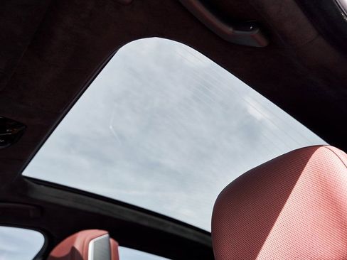 Used 2025 BMW 760i xDrive w/ Premium Package image 48