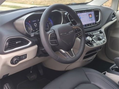 Used 2024 Chrysler Pacifica Touring-L image 29