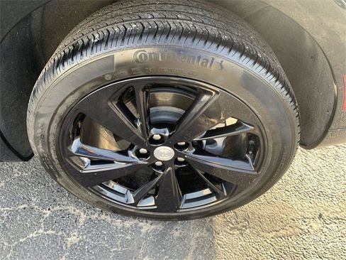 Certified 2021 Buick Envision Essence w/ Sport Touring Package image 33