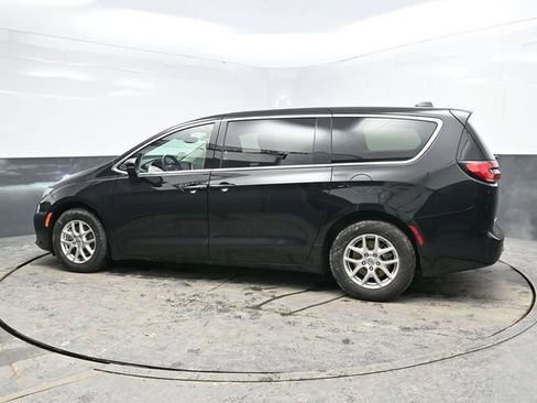 Used 2023 Chrysler Pacifica Touring-L image 4