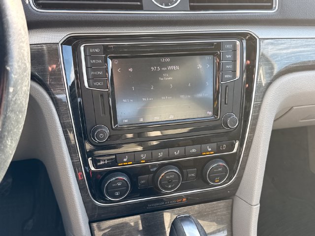 Used 2017 Volkswagen Passat 1.8T SE FWD image 29
