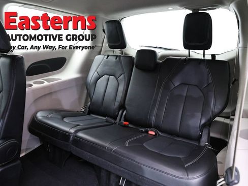 Used 2024 Chrysler Pacifica Touring-L FWD image 9