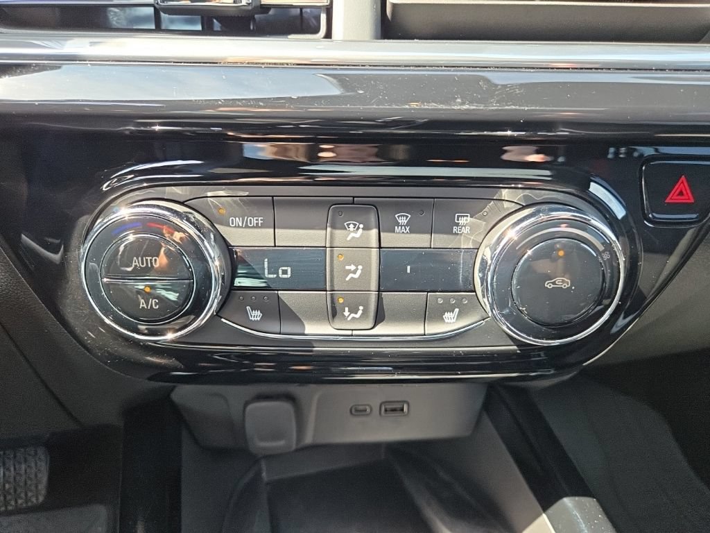 Used 2025 Chevrolet Trax RS w/ Sunroof Package FWD image 19