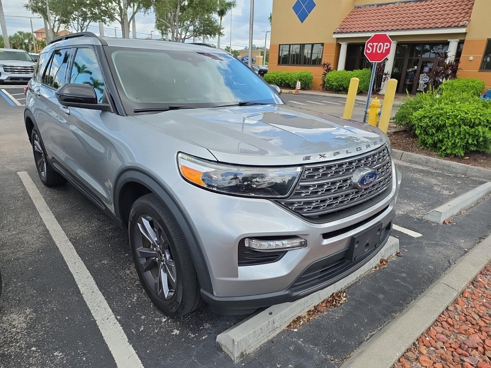 Used 2023 Ford Explorer XLT w/ Equipment Group 202A AWD/4WD image 1
