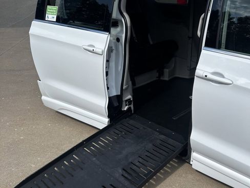 Used 2022 Chrysler Voyager LX image 25