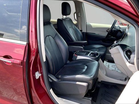 Used 2019 Chrysler Pacifica Touring-L w/ Tire & Wheel Group FWD image 8
