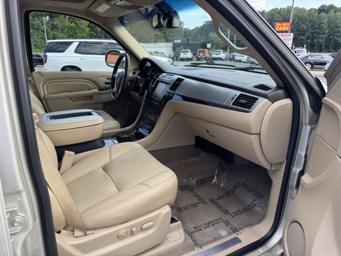 Used 2013 Cadillac Escalade Luxury RWD image 19