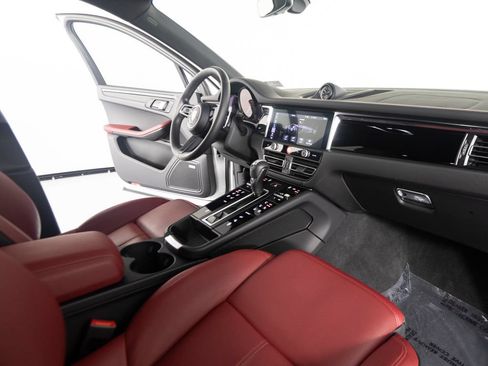 Certified 2026 Porsche Macan AWD/4WD image 30