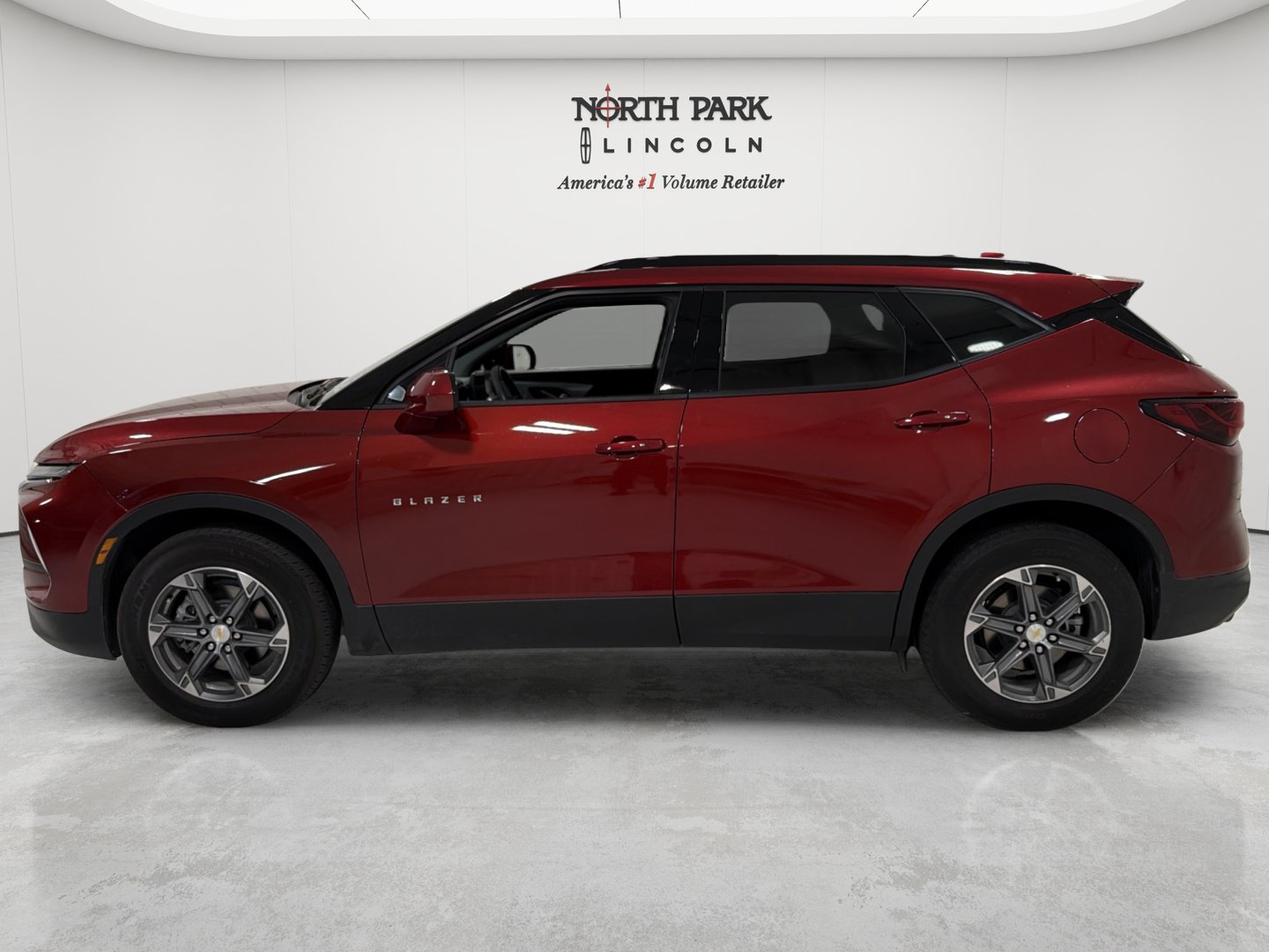 Used 2024 Chevrolet Blazer LT w/ Convenience Package FWD image 2