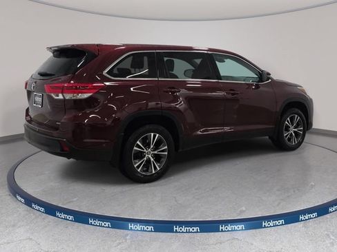 Used 2019 Toyota Highlander LE AWD/4WD image 6