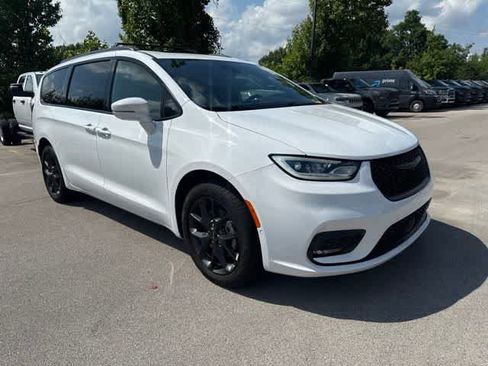 Used 2022 Chrysler Pacifica Limited w/ Uconnect Theater Family Group AWD/4WD image 3