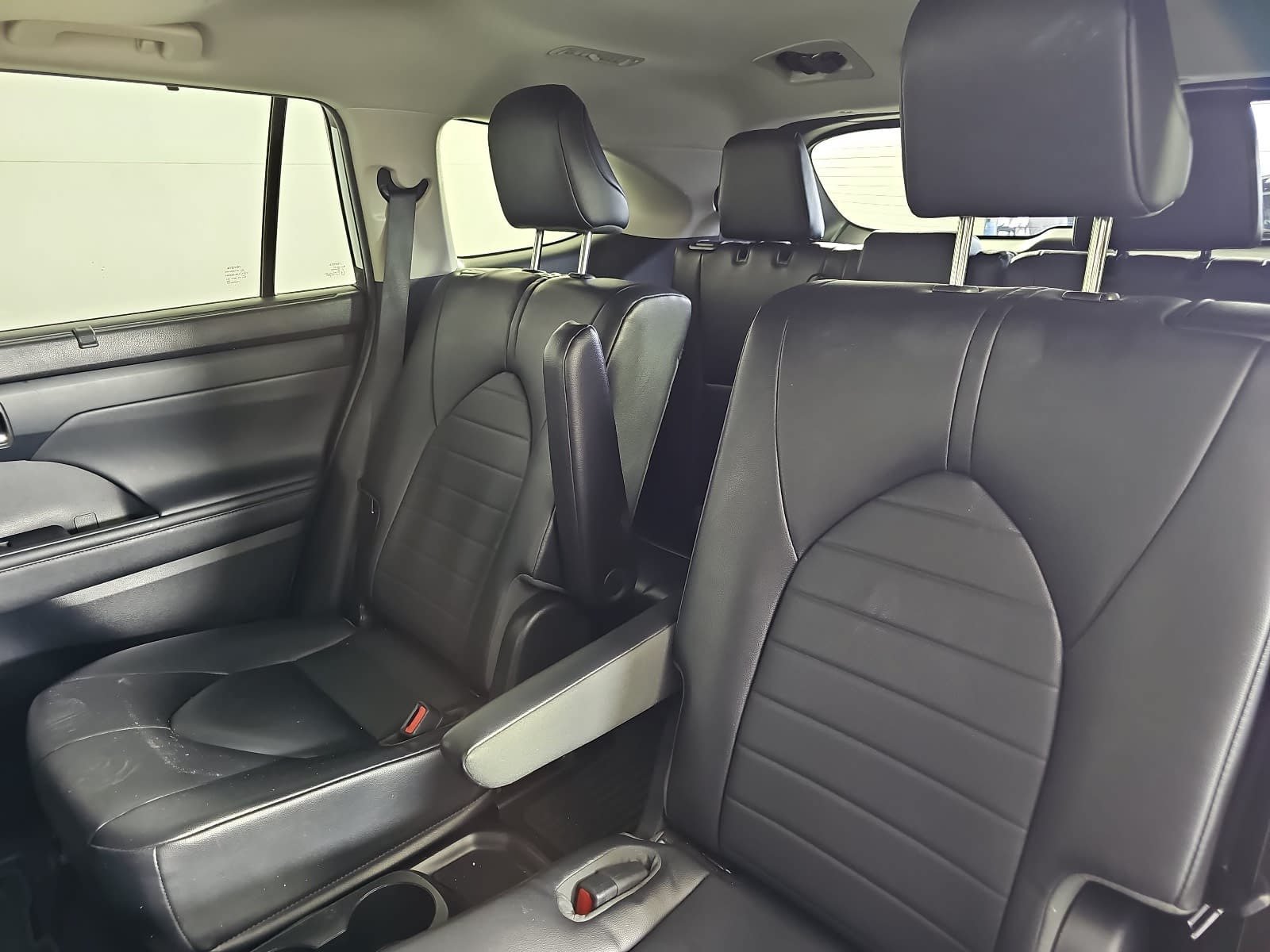 Used 2022 Toyota Highlander XLE FWD image 14