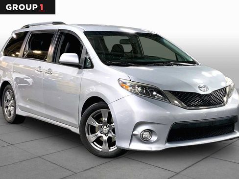 Used 2017 Toyota Sienna SE FWD image 3