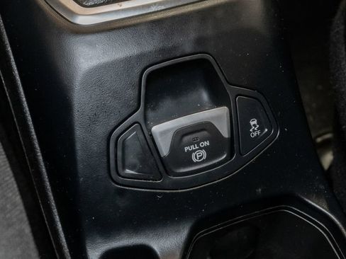 Used 2020 Jeep Renegade Latitude FWD image 21