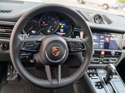 Used 2025 Porsche Macan image 13