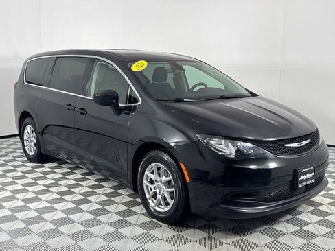 Used 2022 Chrysler Voyager LX image 3