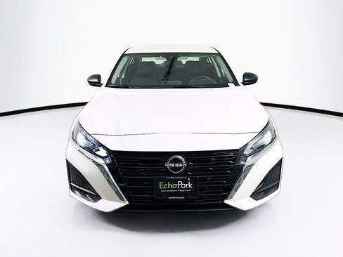 Used 2025 Nissan Altima 2.5 SV FWD image 2