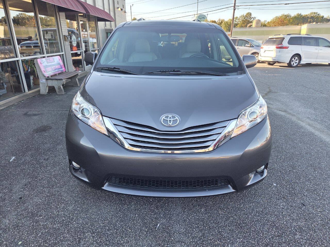 Used 2015 Toyota Sienna XLE FWD image 3