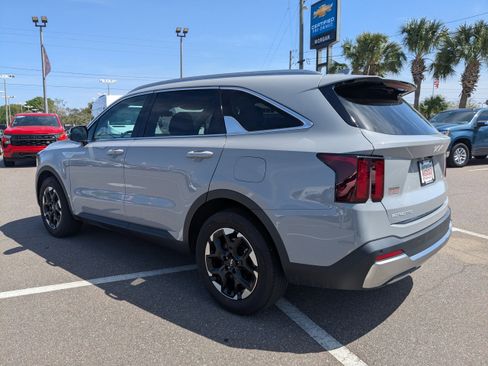 Used 2024 Kia Sorento S w/ Panoramic Sunroof Package image 6