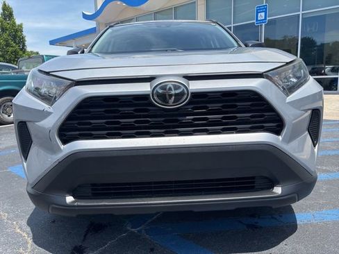 Used 2019 Toyota RAV4 LE FWD image 2