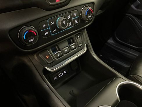 Used 2020 GMC Terrain SLT w/ Preferred Package AWD/4WD image 25