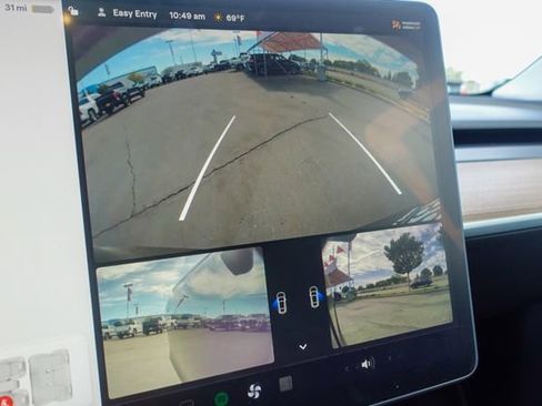 Used 2022 Tesla Model Y Long Range image 18