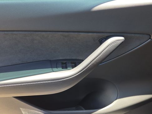 Used 2022 Tesla Model Y Long Range AWD/4WD image 17