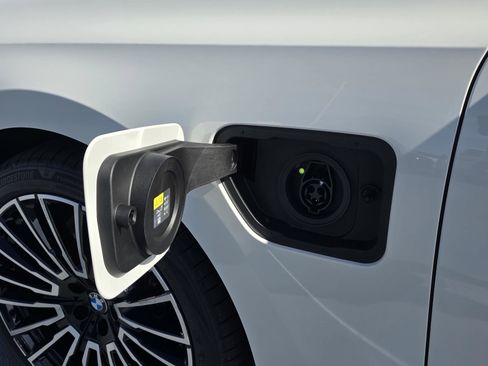 New 2026 BMW 750e xDrive AWD/4WD image 10